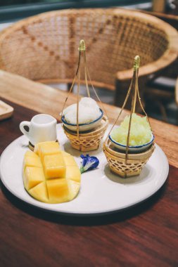 Yapışkan pirinç, hindistan cevizi sütü ve tropikal meyveli mango. Tayland tatlısı. Tatlı meyve..