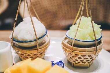 Yapışkan pirinç, hindistan cevizi sütü ve tropikal meyveli mango. Tayland tatlısı. Tatlı meyve..