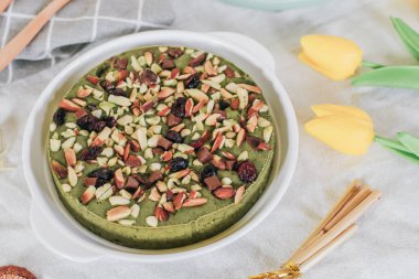 Sağlıklı yeşil çay brownisi, bademler ahşap masa üzerinde ve fotokopi alanı var. Lezzetli ev yapımı.