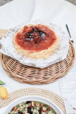 Bask peynirli, krem peynirli, yumurtalı ve kremalı peynirli kek. Masada bir tepsi ev yapımı peynirli kek.