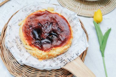 Bask peynirli, krem peynirli, yumurtalı ve kremalı peynirli kek. Masada bir tepsi ev yapımı peynirli kek.