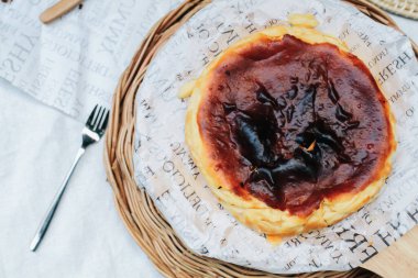 Bask peynirli, krem peynirli, yumurtalı ve kremalı peynirli kek. Masada bir tepsi ev yapımı peynirli kek.