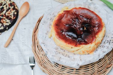 Bask peynirli, krem peynirli, yumurtalı ve kremalı peynirli kek. Masada bir tepsi ev yapımı peynirli kek.