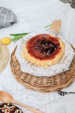 Bask peynirli, krem peynirli, yumurtalı ve kremalı peynirli kek. Masada bir tepsi ev yapımı peynirli kek.