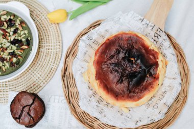 Bask peynirli, krem peynirli, yumurtalı ve kremalı peynirli kek. Masada bir tepsi ev yapımı peynirli kek.