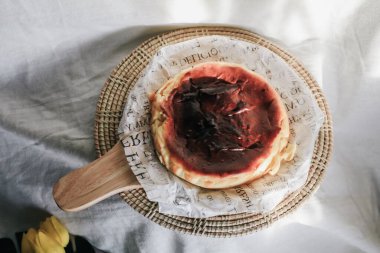 Bask peynirli, krem peynirli, yumurtalı ve kremalı peynirli kek. Masada bir tepsi ev yapımı peynirli kek.