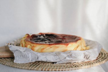 Bask peynirli, krem peynirli, yumurtalı ve kremalı peynirli kek. Masada bir tepsi ev yapımı peynirli kek.