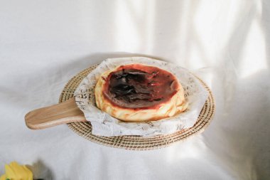 Bask peynirli, krem peynirli, yumurtalı ve kremalı peynirli kek. Masada bir tepsi ev yapımı peynirli kek.