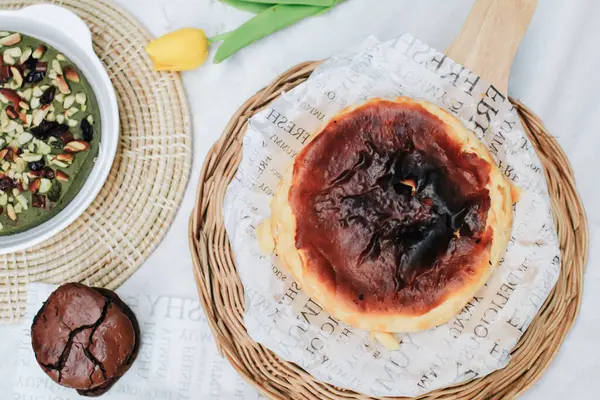 Bask peynirli, krem peynirli, yumurtalı ve kremalı peynirli kek. Masada bir tepsi ev yapımı peynirli kek.