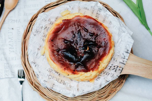 Bask peynirli, krem peynirli, yumurtalı ve kremalı peynirli kek. Masada bir tepsi ev yapımı peynirli kek.