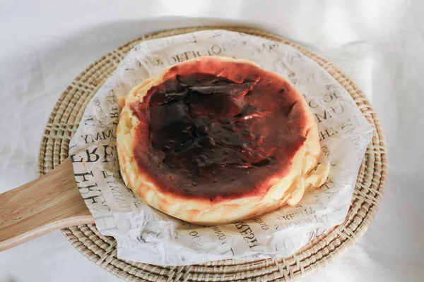 Bask peynirli, krem peynirli, yumurtalı ve kremalı peynirli kek. Masada bir tepsi ev yapımı peynirli kek.