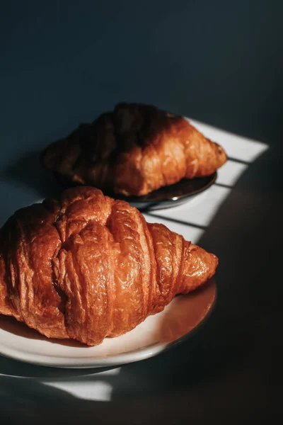 Croissant Sötét Háttérrel Reggeli Fényben Napfény Árnyék Reggeli Koncepció Fénymásolási — Stock Fotó