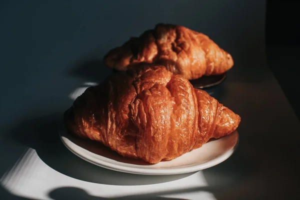 Croissants Sobre Fondo Oscuro Luz Mañana Sombra Luz Solar Concepto — Foto de Stock