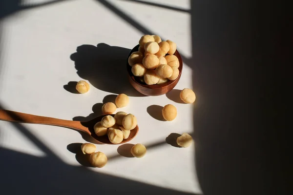 Macadamia Noten Houten Schaal Witte Tafel Met Zonlicht Schaduw Macadamia — Stockfoto