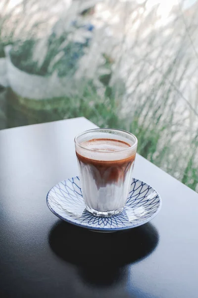 Kopi Latte Kotor Dengan Latar Belakang Gelap Segelas Espresso Dicampur — Stok Foto