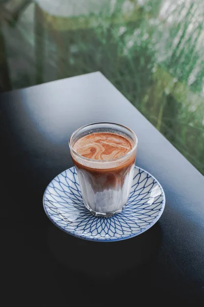 Kopi Latte Kotor Dengan Latar Belakang Gelap Segelas Espresso Dicampur — Stok Foto