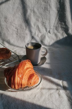 Ay çörekli kahve güneş ışığı altında çok lezzetli. Sabah mükemmel bir kahvaltı..