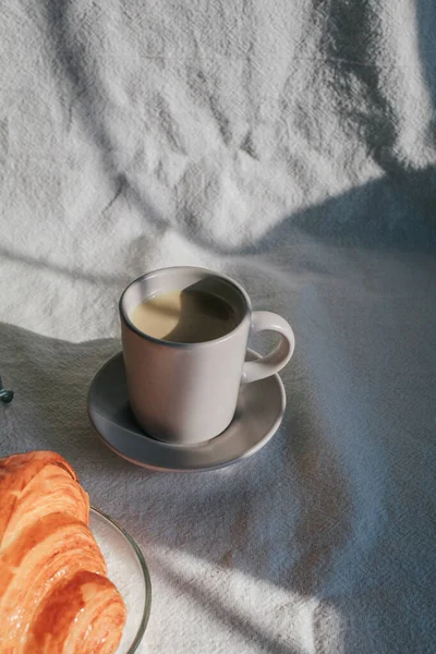 Кофе Круассаном Вкусный Солнечным Светом Перфектный Завтрак Утрам — стоковое фото
