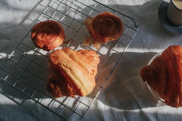 Café Con Croissant Tan Delicioso Bajo Luz Del Sol Desayuno — Foto de Stock