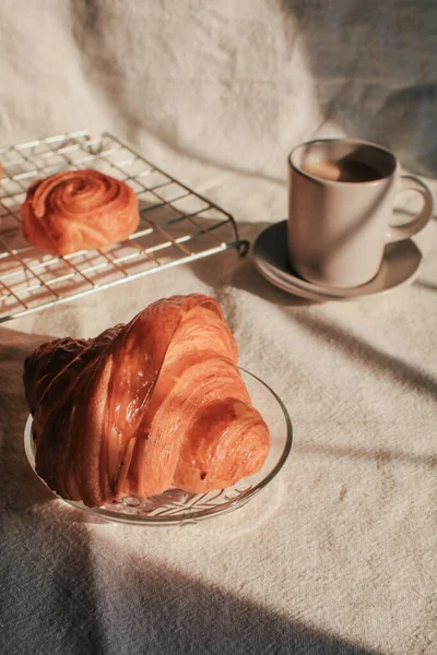 Café Com Croissant Tão Delicioso Sob Luz Sol Pequeno Almoço — Fotografia de Stock