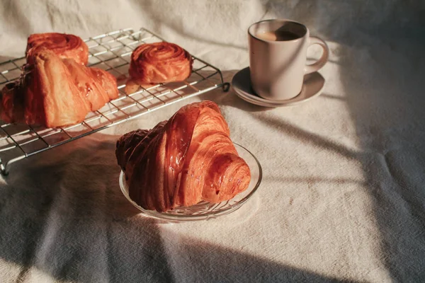 Café Con Croissant Tan Delicioso Bajo Luz Del Sol Desayuno — Foto de Stock