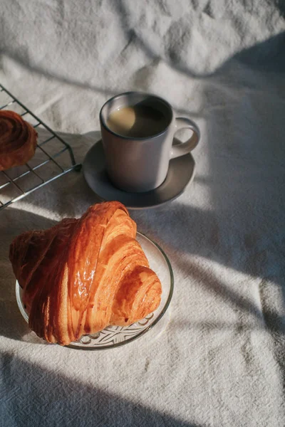 Café Com Croissant Tão Delicioso Sob Luz Sol Pequeno Almoço — Fotografia de Stock