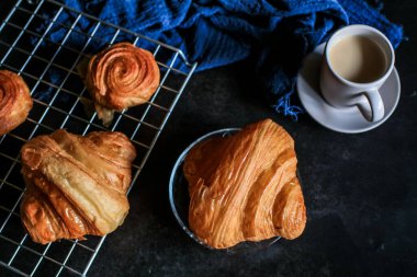 Kouign amann ve Croissants kahvaltı için kahveli pastane koyu arka planda, Fransız hamur işleri. 