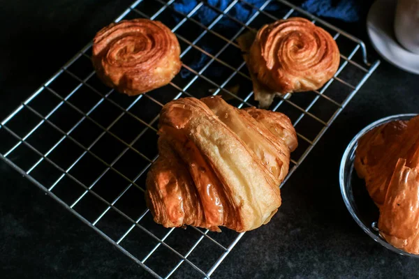 Kouign Amann Croissant Kávéval Reggelire Cukrászda Sötét Háttérrel Francia Sütemények — Stock Fotó