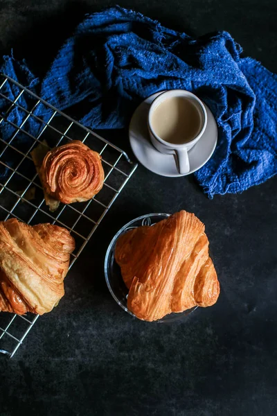 Kouign Amann Круассаны Кофе Завтрак Кондитерская Темном Фоне Французская Выпечка — стоковое фото