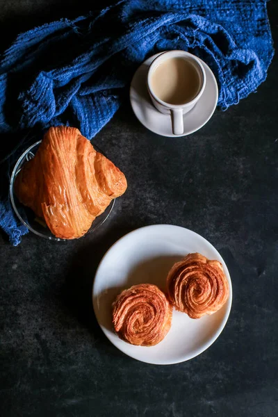 Kouign Amann Croissant Kávéval Reggelire Cukrászda Sötét Háttérrel Francia Sütemények — Stock Fotó