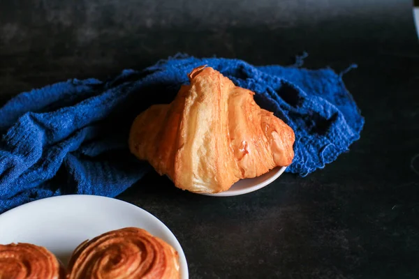 Croissant Com Café Fundo Escuro Pequeno Almoço Perfeito Pela Manhã — Fotografia de Stock