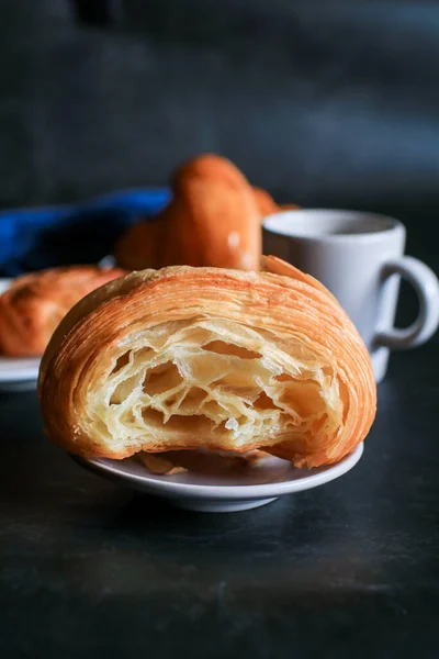 Croissant Kávéval Sötét Háttérrel Tökéletes Reggeli Reggel — Stock Fotó