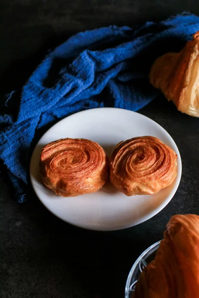 Kouign Amann Und Croissants Mit Kaffee Zum Frühstück Patisserie Auf — Stockfoto