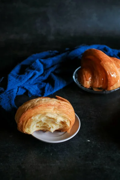 Croissant Kávéval Sötét Háttérrel Tökéletes Reggeli Reggel — Stock Fotó