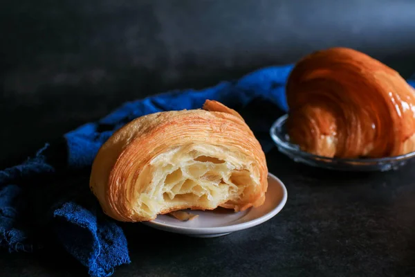 Croissant Kávéval Sötét Háttérrel Tökéletes Reggeli Reggel — Stock Fotó