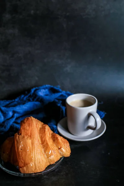 Круассан Кофе Темном Фоне Перфектный Завтрак Утрам — стоковое фото