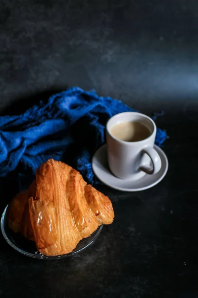 Круассан Кофе Темном Фоне Перфектный Завтрак Утрам — стоковое фото