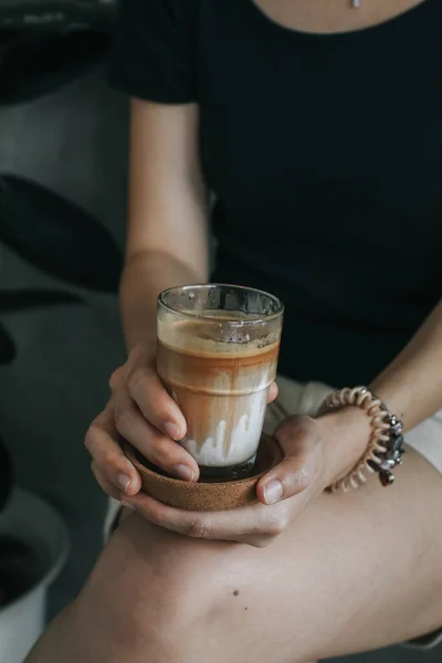 Tangan Wanita Memegang Kopi Latte Kotor Dengan Latar Belakang Gelap — Stok Foto