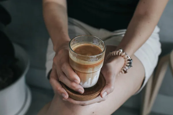 Tangan Wanita Memegang Kopi Latte Kotor Dengan Latar Belakang Gelap — Stok Foto