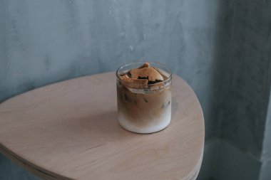 Dalona ile buzlu latte kahve. Modaya uygun Kore kahvesi. Karantina ve kendini izole etme sırasında yeni bir içecek yaratmış..