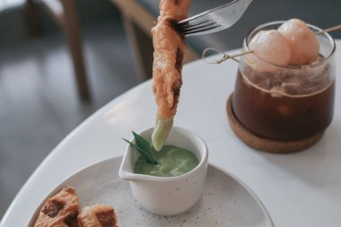 Tabağında Tayland pandan kreması olan waffle çubukları. Tayland 'da çok popüler bir tatlı. 