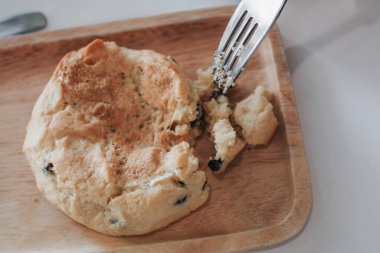 Çikolatalı kurabiyeler, çikolata parçacıkları ve ortada erimiş marşmelov..