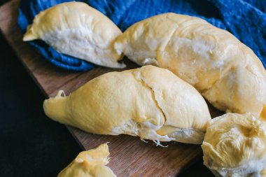Durian meyvesi. Ahşap masa üzerinde sarı renkli Durian kabuğu. Yaz mevsiminde Tayland 'dan meyve kralı