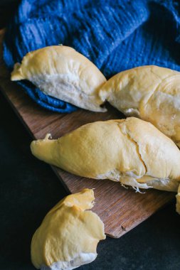 Durian meyvesi. Ahşap masa üzerinde sarı renkli Durian kabuğu. Yaz mevsiminde Tayland 'dan meyve kralı