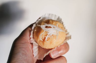 Beyaz hindistancevizli Toddy Palm Cake (Kanom Tarn), Tayland tatlısı lezzetli.