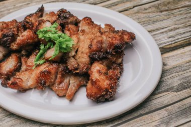 Baharatlı ızgara domuz boynu ve sade ahşap masada buharda pişmiş pilav, Tayland yemeği..