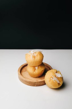 Beyaz masada hindistancevizli Toddy Palm Cake (Kanom Tarn), Tayland tatlısı lezzetli. Çok az ses tonu. siyah ve beyaz.