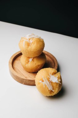 Beyaz masada hindistancevizli Toddy Palm Cake (Kanom Tarn), Tayland tatlısı lezzetli. Çok az ses tonu. siyah ve beyaz.