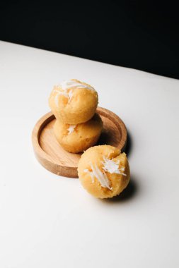 Beyaz masada hindistancevizli Toddy Palm Cake (Kanom Tarn), Tayland tatlısı lezzetli. Çok az ses tonu. siyah ve beyaz.
