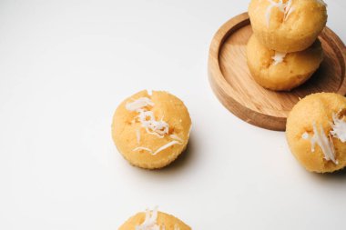 Beyaz masada hindistancevizli Toddy Palm Cake (Kanom Tarn), Tayland tatlısı lezzetli. Çok az ses tonu. siyah ve beyaz.